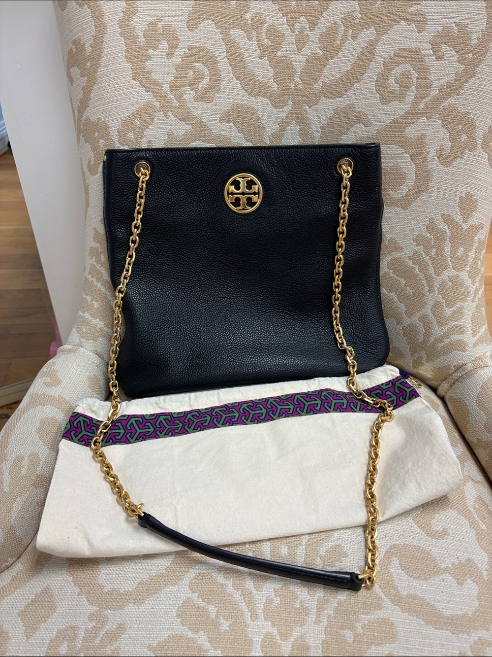 Tory Burch Black Pebbled Leather Shoulder Bag with Adjustable Gold Chain - Picture 4 of 10